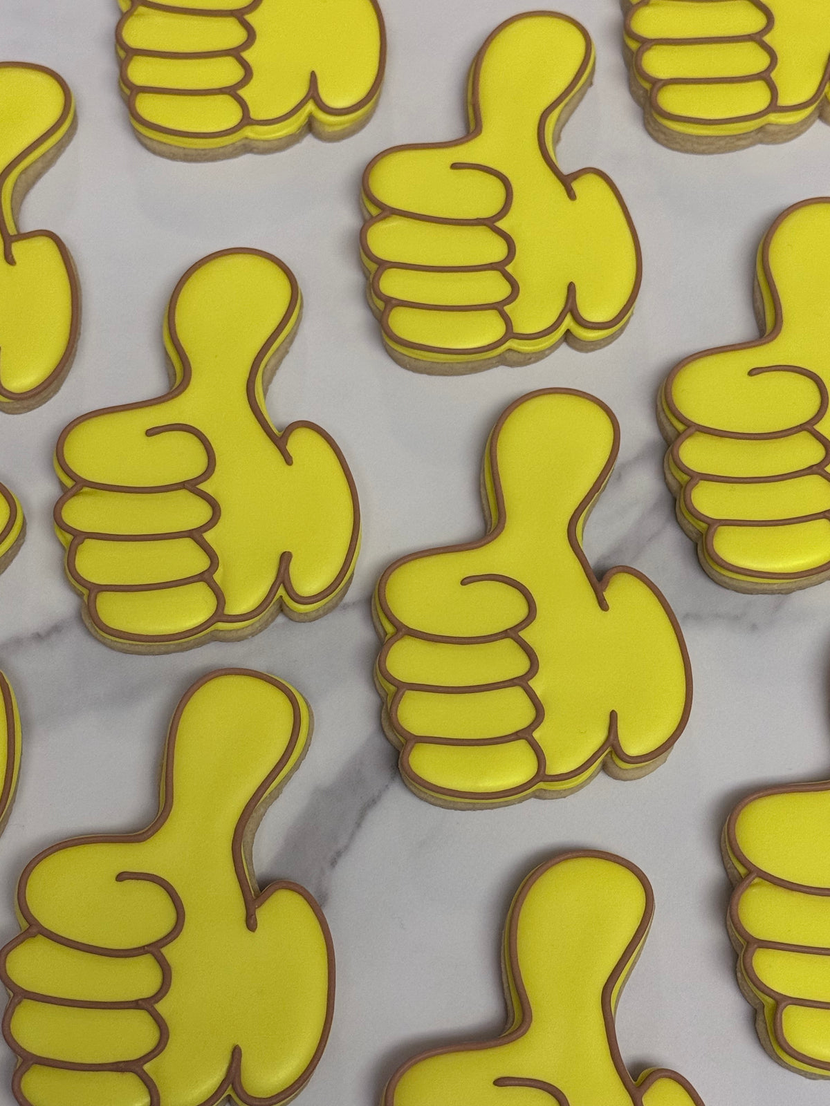 Cortador de galletas con pulgar hacia arriba